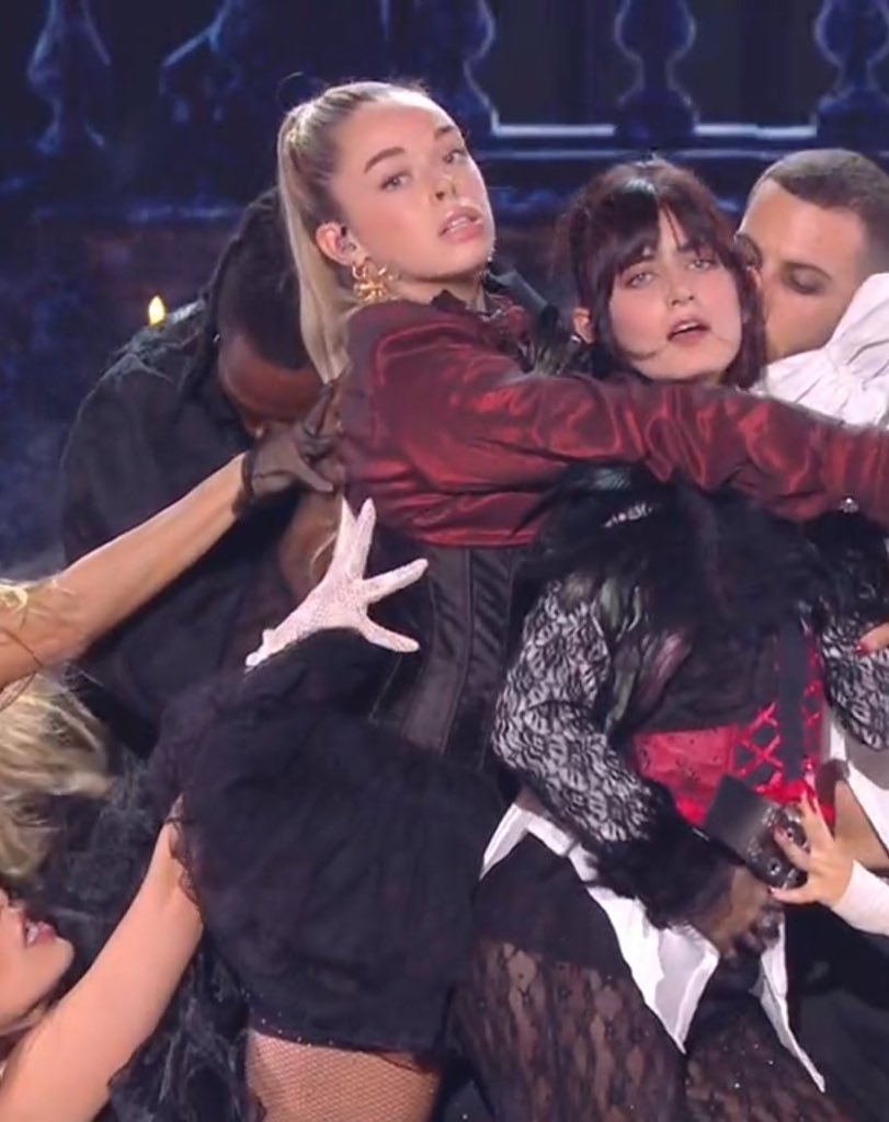 hudnose's tweet photo. la team emma on mange trop bien, le tableau de danse la semaine dernière, les NMA, et maintenant l’immunité!!!!! elle brille tellement ma mimi je suis mais tellement fière!! #StarAcademy https://t.co/RUfj8nM7mT
