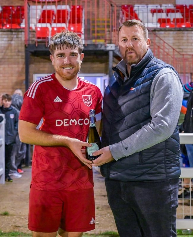 Gaz1885's tweet photo. Motm Dom Hunt with sponsor Ashley Colcomb 👏👏👏👏👏❤️⚽❤️⚽ https://t.co/Lbhppz8cOF