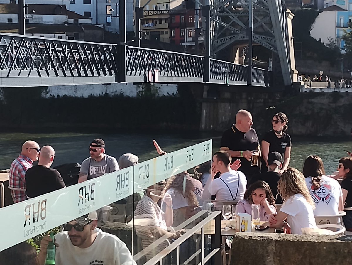 GARA_Nacional's tweet photo. Todo o cuidado para a malta do Porto!!!

Foram vistos elementos da Blood and Honour, grupo néonazi considerado como terrorista em vários países Europeus, na zona da Ribeira hoje a tarde.

Pelas infos estariam agora na zona de Paranhos para o encontro internacional.

#AlertaAntifa https://t.co/bH1ZmjbQ9J
