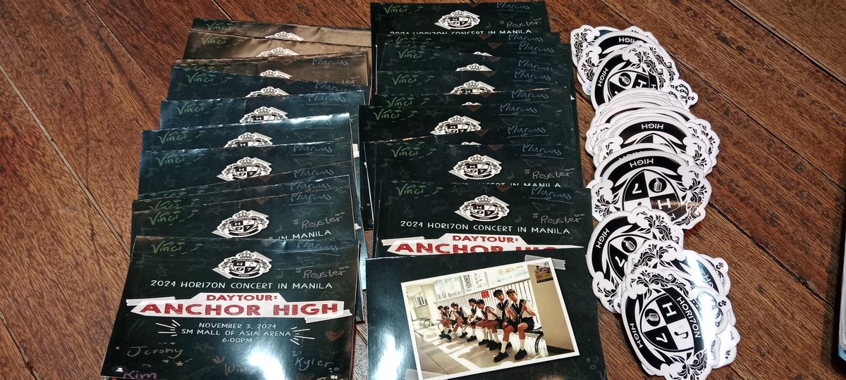 I'll be giving away this  ticket holder and anchor high logo sticker.

💙1:1 ratio
💙 limited quantity 

See you later!!

HORI7ON ANCHOR HIGH 

#DAYTOUR_ANCHORHIGH
#HORI7ON2NDCONCERTinMOAARENA
#HORI7ON #호라이즌 
<a href="/HORI7ONofficial/">HORI7ONofficial</a>