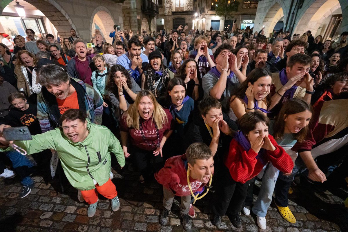 Girona_Cat's tweet photo. També ha tingut lloc l’estirada de corda: última competició de la Festa Major dels 4 rius.
La família guanyadora que tindrà el control de la ciutat durant un any és… l’Agullana. Moltes felicitats!
#FiresGirona #4rius https://t.co/AJmAIAyX2L