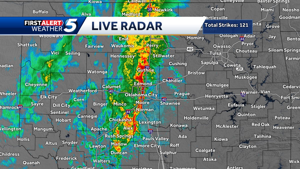 KOCO5Sabrina's tweet image. Torrential rainfall &amp;amp; a few strong storms continue to move across central Oklahoma &amp;amp; the OKC Metro. We&apos;re also watching for any pockets of stronger winds along the edge of the line. This is the start of a days long heavy rain event.
#okwx #koco5