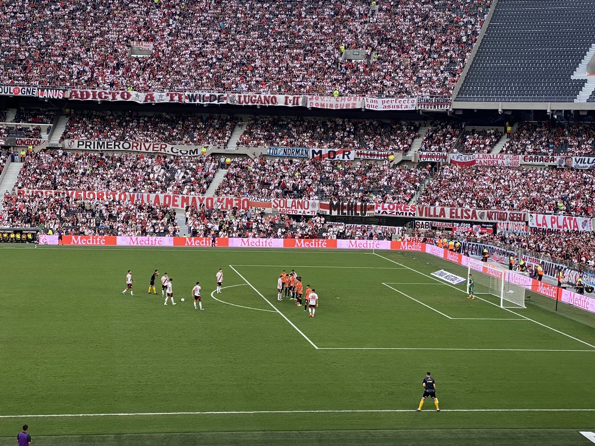 GermanBalcarce's tweet photo. Explicame cómo pueden haber 9,15 metros entre la pelota y la barrera si uno toma como referencia los 5,5 metros que, por ejemplo, hay de la línea del área grande al punto penal... Dirige Sebastián Martínez, cuyo segundo apellido es Beligoy. https://t.co/4F2MAkB2Xy