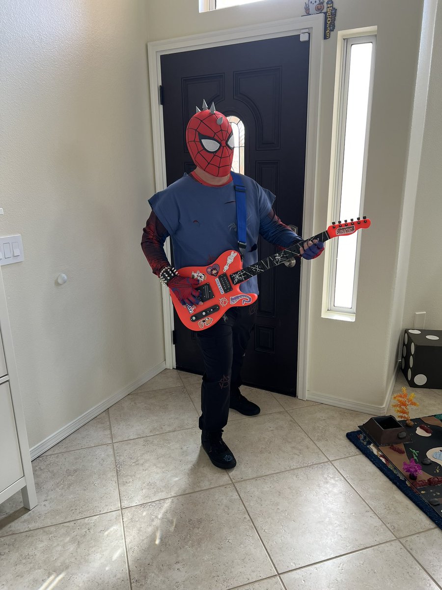 DarthFreddySE's tweet photo. I was this cool the whole time.
#maskoraid #spiderpunk #cosplay #funkofam https://t.co/lJ7DXmslgh