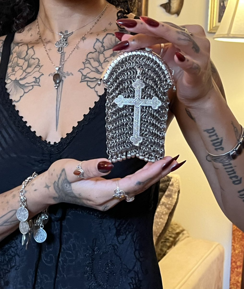 AMISHM0M's tweet photo. just me and the chainmail coin purse i designed ⊹ i’m so proud of this piece https://t.co/8trrkNHnBV