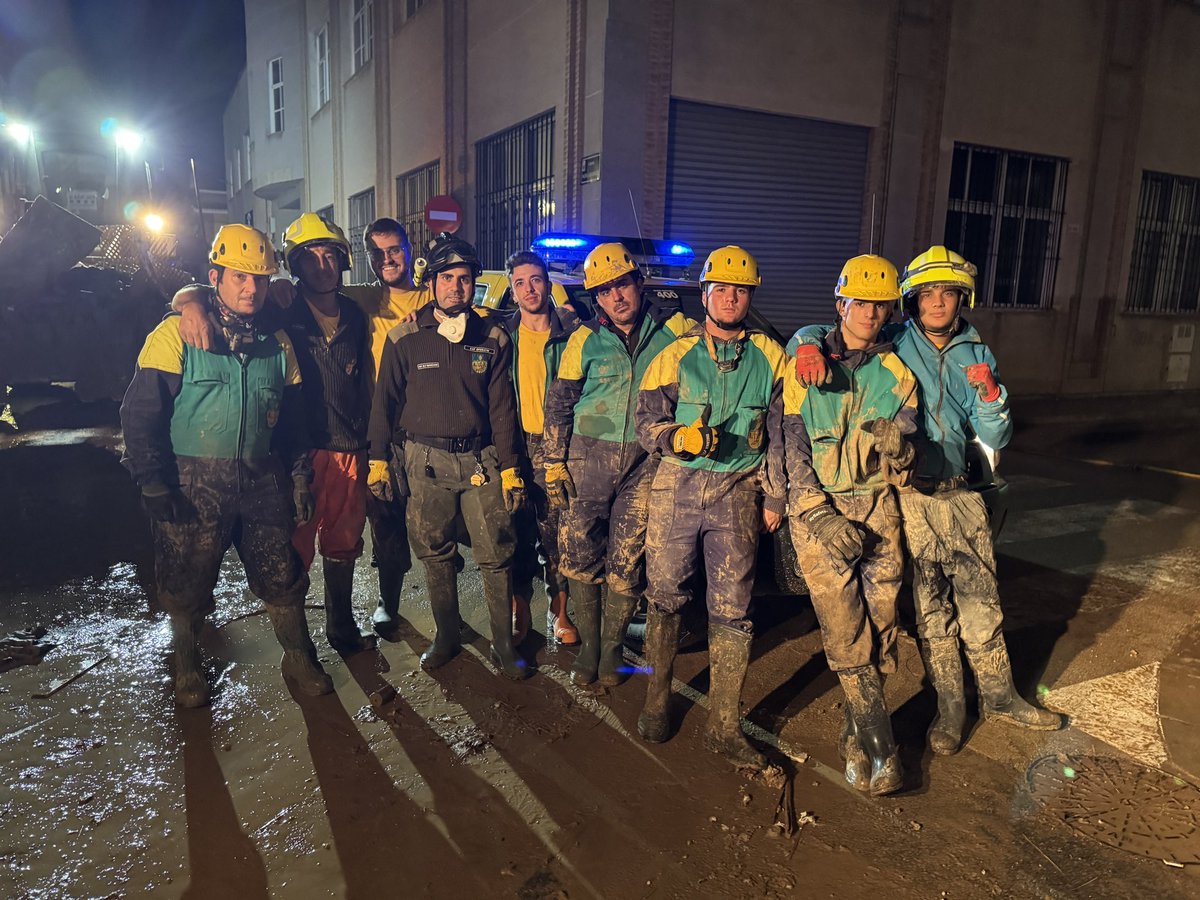 adfaltmaresme's tweet photo. 💪🏻 Finalitzem una dura primera jornada a #Sedaví! 

🕖 A primera hora del matí, ens hi tornem a posar!

💪🏻 Aquest és el nostre MAGNÍFIC I VALUÓS grup de voluntaris que s’hi està deixant la pell! Orgull de voluntaris!  

#somADF #somTerritori https://t.co/6zgKJhxAjT