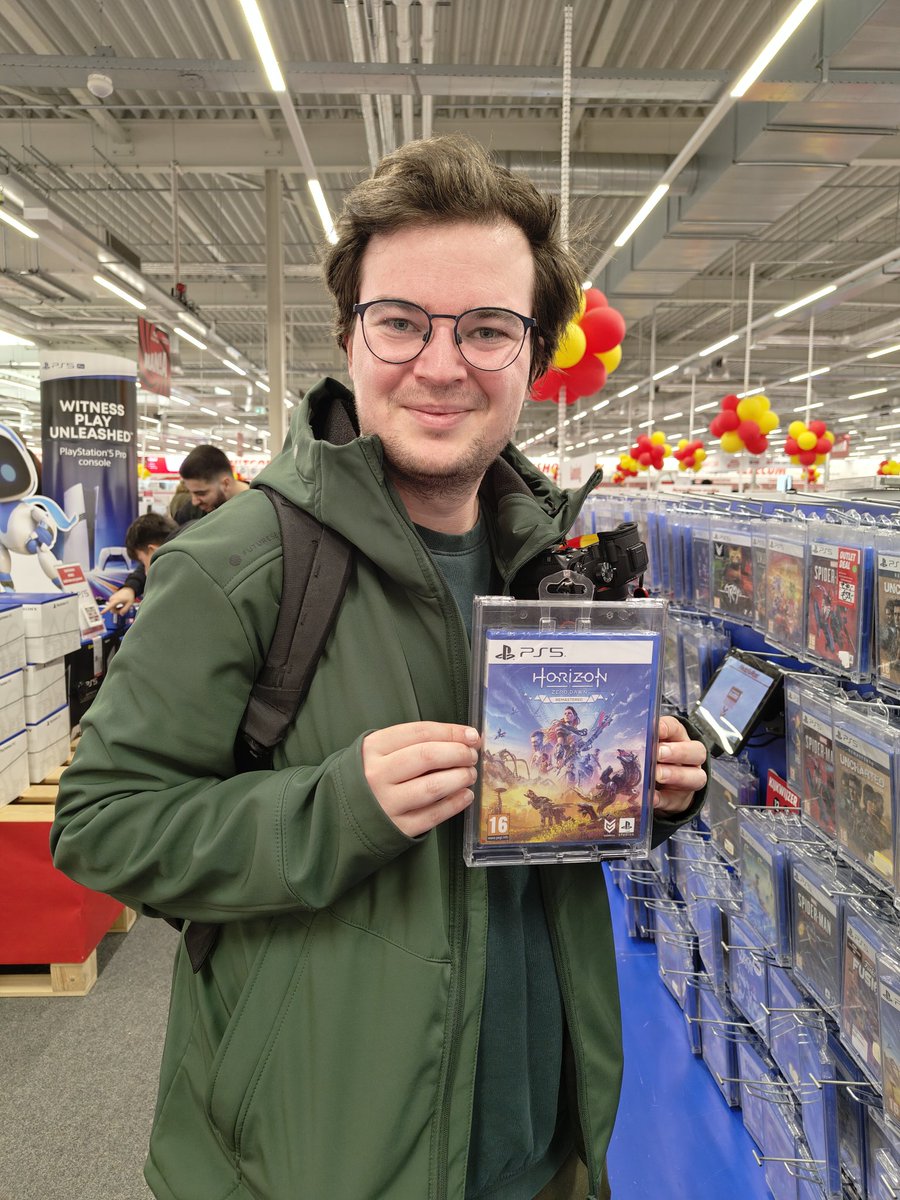 th00mmas's tweet photo. Seeing the game you worked on for a long time in a shop is really something special. https://t.co/TO5KQb90ef