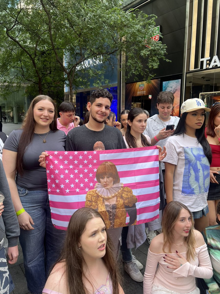 arianasbella's tweet image. IM SCREAMING I LOVE THIS FANDOM @TeamAriana