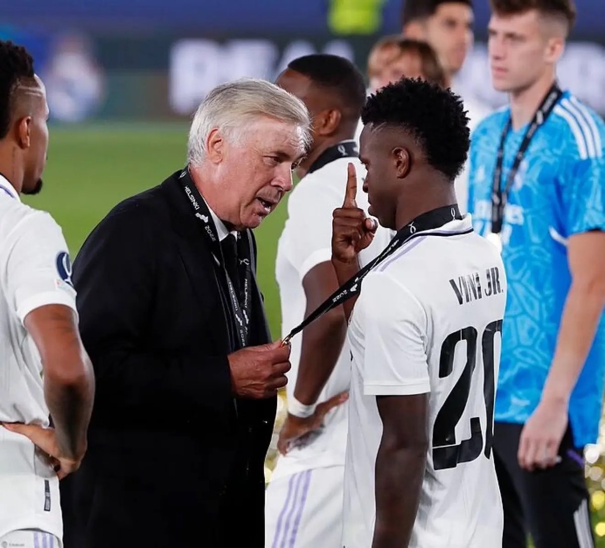 RM4Arab's tweet photo. 🚨💣 عاجل - خوسيه فيليكس دياز (ماركا) | كارلو أنشيلوتي كان الشخص الرئيسي الذي ساعد فينيسيوس جونيور في تخطي الوضع السيء الذي عاشه اللاعب في الأيام الأخيرة. 🫂🤍 https://t.co/QvqrY6VDvX