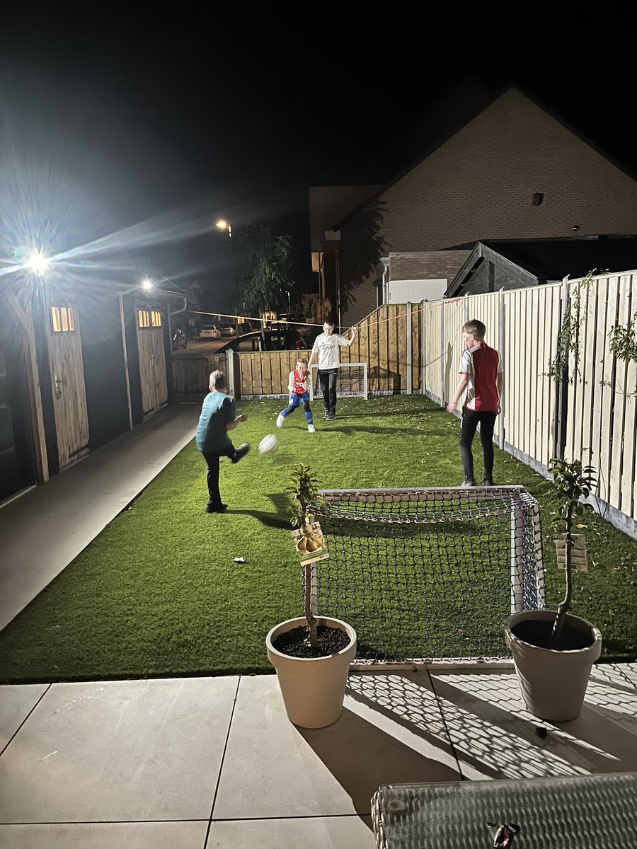 Mooi avondje gehad in het clubhuis 
met de neefjes! <a href="/AFCAjax/">AFC Ajax</a> <a href="/cavinsky/">Cavinsky</a> ❌❌❌
De verlichting stond ook aan in de kleine Meer  ⚽️ 😉
