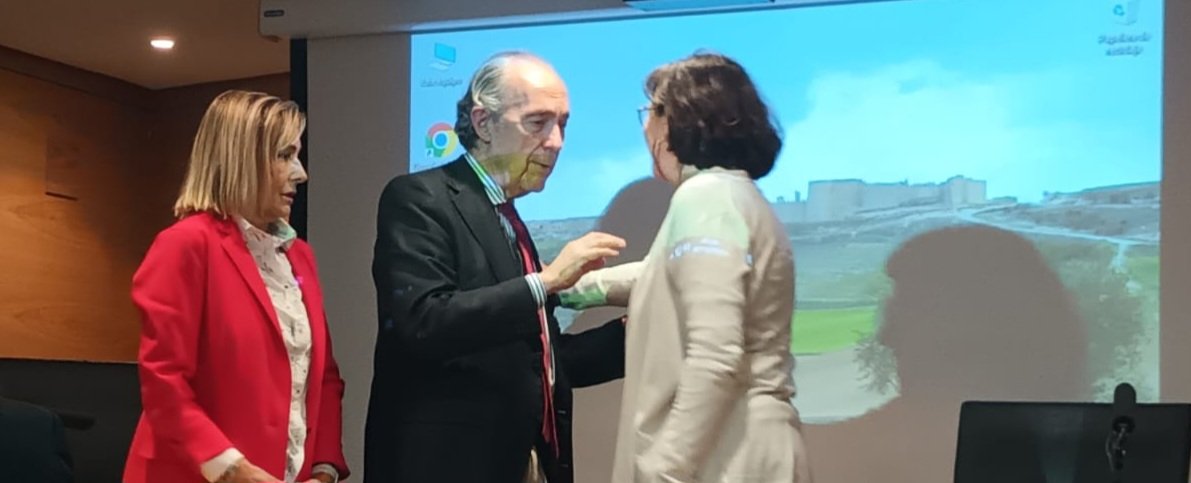 Una charla maravillosa con don Luis Alberto de Cuenca sobre un personaje "inmortal": Drácula. 
#villadellibro <a href="/ayto_uruena/">Ayto. de Urueña</a> <a href="/Dip_Va/">Diputación de Valladolid</a> y gracias a Laura Martín.