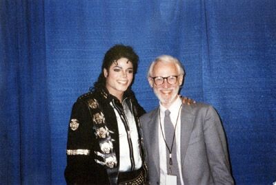 MarinaaIvanova's tweet photo. RIP Greg Hildebrandt
Michael was the King of Pop. I hope the world remembers him that way This is his legacy.But who had the opportunity to spend time with him, he was much more.Was smart, funny, passionate and caring He had more energy than anyone I kne He was a brilliant artist https://t.co/1razlFzAap