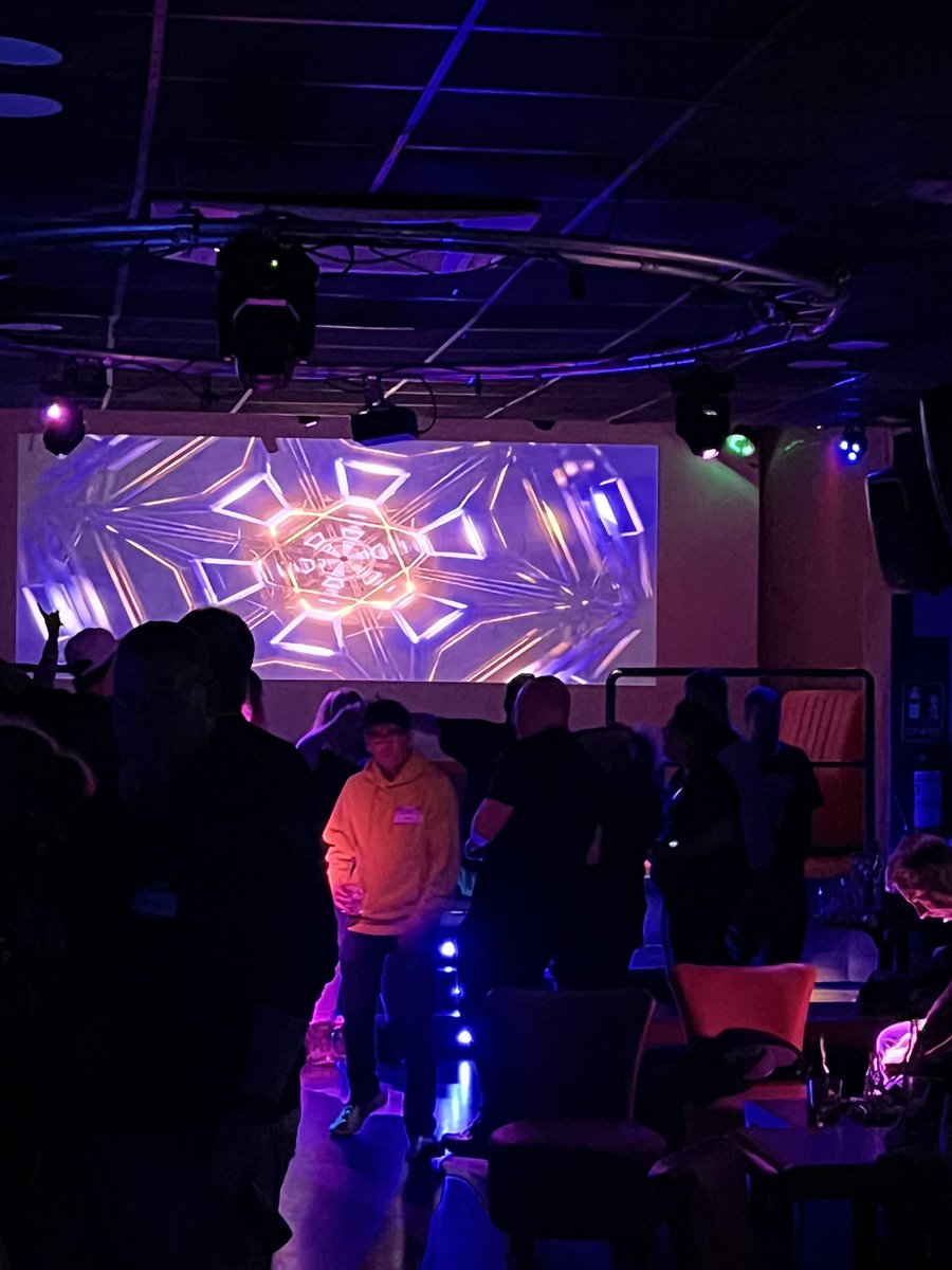 midnitie's tweet photo. Even though nothing happened this weekend, the agents are still partying it up like we’ve won (or lost, don’t think it mattered how hard we partied after each anomaly) #Ingress #ErasedMemories #ErasedAnomaly https://t.co/n8MsYOiZQn
