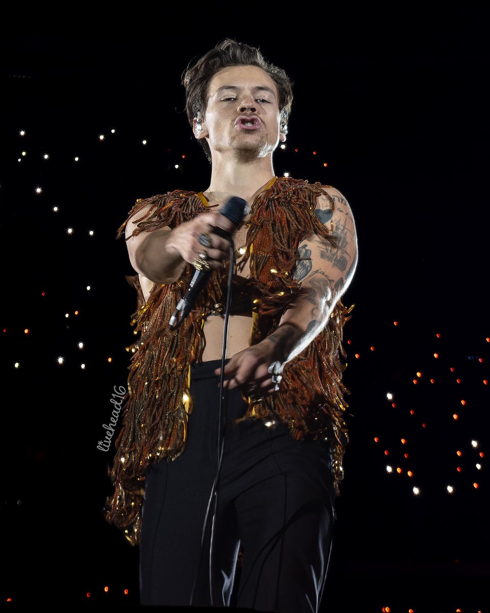 livehead16's tweet photo. Harry Styles, Long Island, 11/28/21  

Please credit if reposted. 

#HSLOT #HSLOTLI #LoveOnTour #LoveOnTourLongIsland https://t.co/V5f3ei5V5s