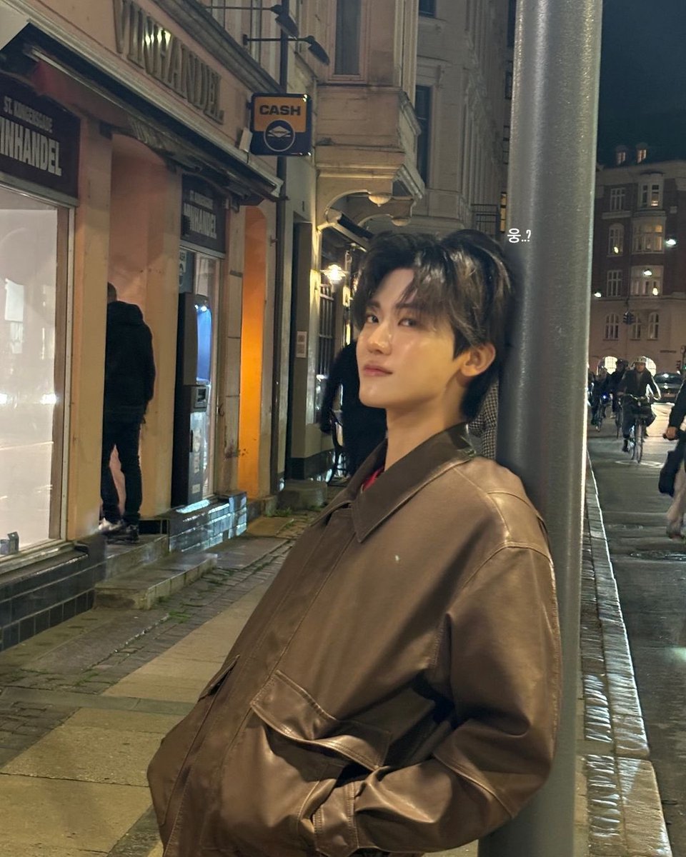 แจมินกับยุโรปกำลังดำเนินการหล่อมากกจนไม่สามารถหยุดดูรูปได้เลย อห ㅠㅠ กูควรทำยังไงดีฮีหล่อมากจะถ่ายแสงกลางวันก็หล่อถ่ายแสงกลางคืนก็หล่อคนหล่อถ่ายตอนไหนก็ออกมาดูดีหมดแถมไวป์รูปออกมาดูดีมากวัสดุแฟนหนุ่มของนี่ครั้งที่ล้าน 😭