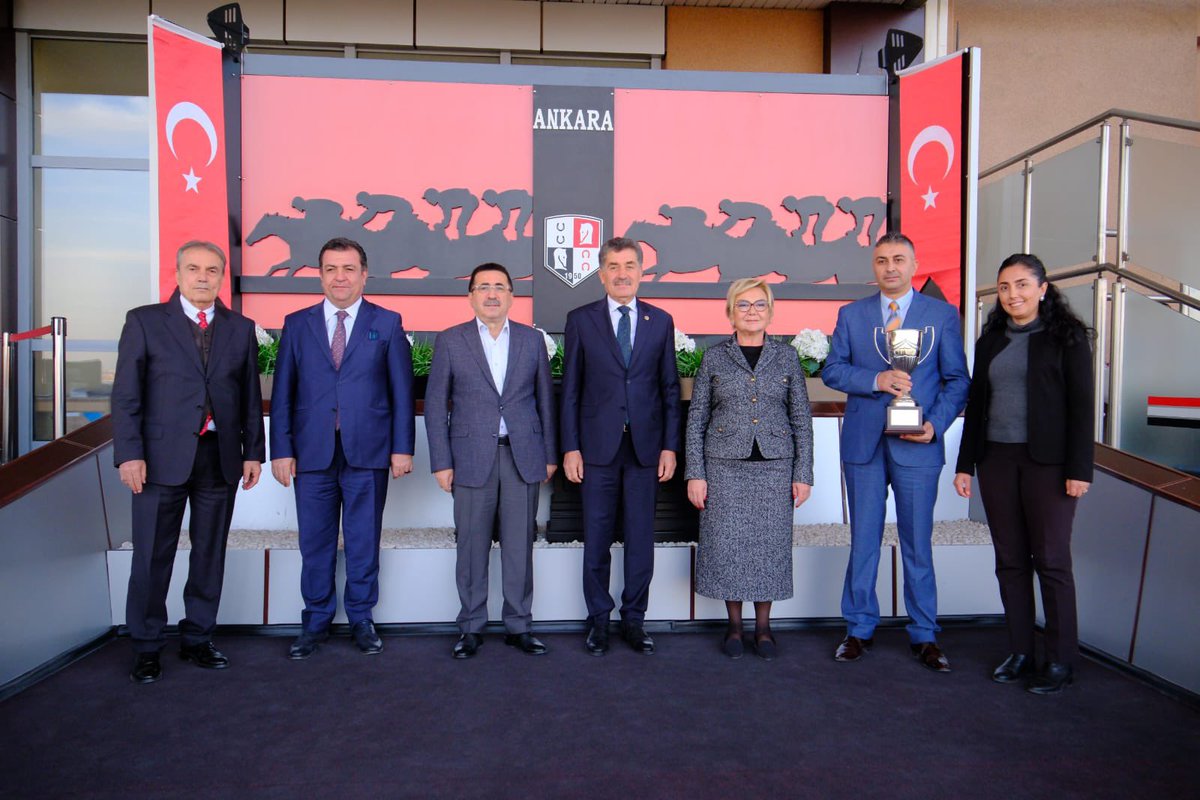 Geçtiğimiz yıl olduğu gibi bu yıl da Cumhuriyet Koşusu'nda Anadolu Tarım İşletmemizin yetiştirmesi Deniz Efe zafere uzandı.
Kazanan safkanın sahibini, antrenörünü, jokeyini ve yetiştirilmesinde emeği bulunan değerli Anadolu Tarım İşletmesi çalışanlarımızı tebrik ediyorum.🇹🇷