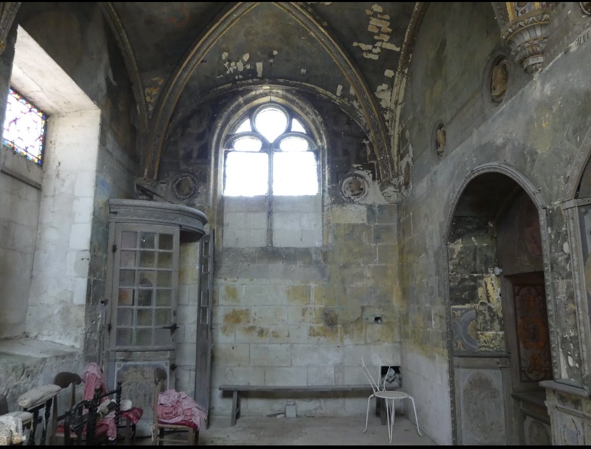 grpmurale's tweet photo. #1samedi1peinture Scènes du XVIIe s. dont le Noli me tangere, chapelle castrale de Véretz, Indre-et-Loire. La chapelle, construite sur le coteau, forme une tribune ds l'église paroissiale permettant au seigneur de suivre la messe en dominant la nef. (1/2) https://t.co/YiNjRgS188