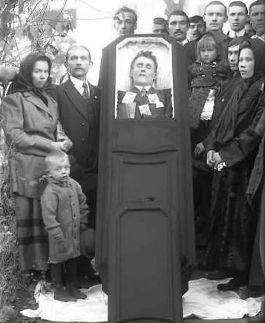 HistoryInPics's tweet photo. 19th Century funeral family portrait. https://t.co/5v25ijUbI3