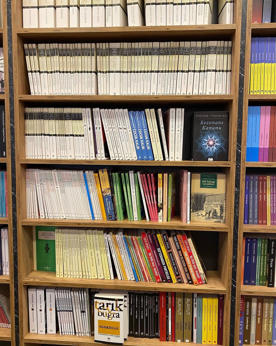 Kitap okumanın ve kitap satın almanın iki ayrı hobi olduğuna inanıyorum.