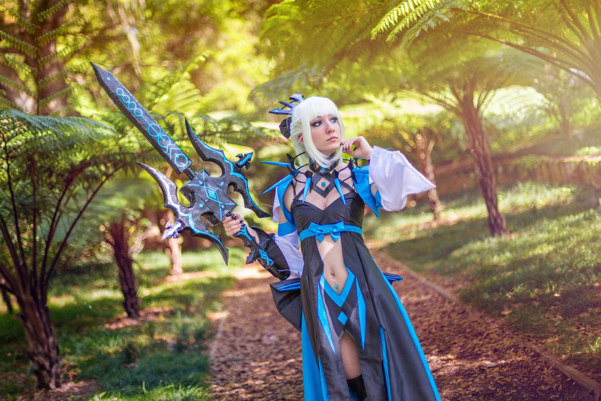 Finally rolled Morgan on FGO 😈 

Photo by @hakuoro917!
#fategrandorder #fatecosplay #morganlefaycosplay