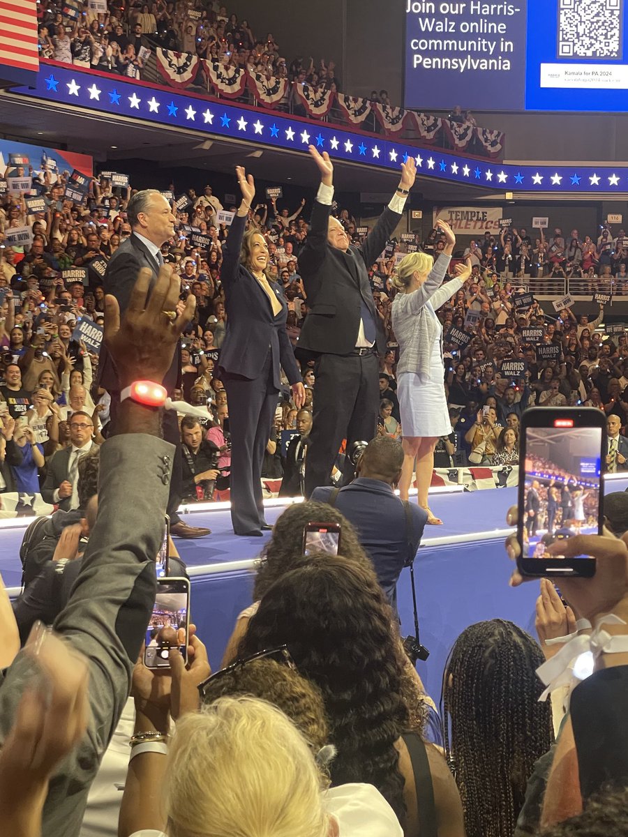 Nur noch 3 Tage - Das war vor knapp 3 Monaten in Philadelphia als Harris ihren Vize Walz vorstellte. Der Enthusiasmus in der Halle war elektrisierend. Diese Energie und Zuversicht braucht die USA für die nächsten 4 Jahre! #