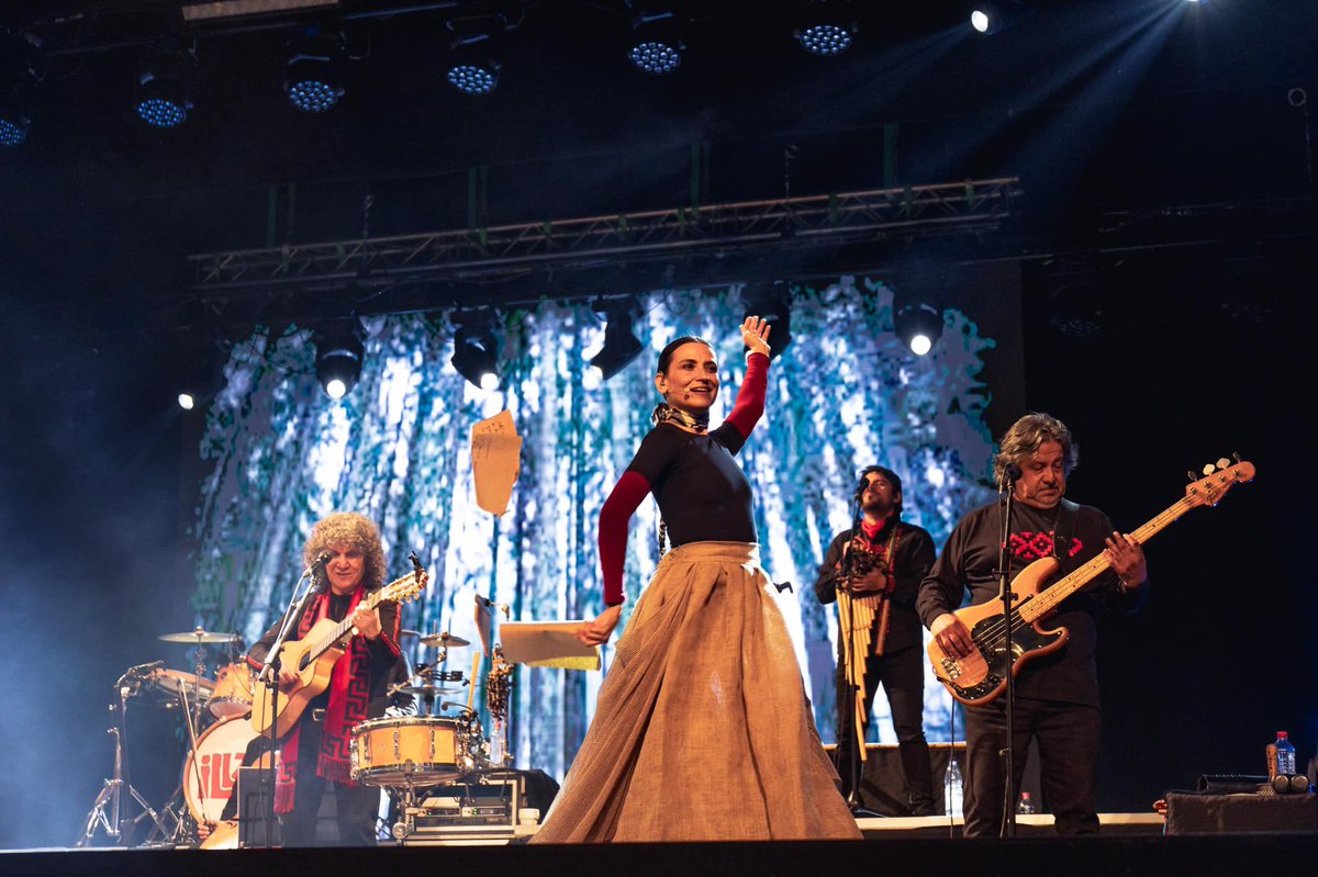¡¡¡GRAN CIERRE DE GIRA EN EL CAUPOLICAN!!!
EL GRITO DE LA RAZA EN SANTIAGO
+ nuestras grandes canciones 
VIERNES 6 DE DICIEMBRE  20:30 hrs.

Un concierto imperdible e inolvidable de larga duración, acompañados en el relato por la querida actriz Francisca Gavilán.

Asegura tu