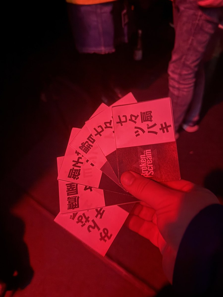 Anzati_Martyr's tweet photo. #BBTS #BrokenByTheScream #YuniCon
さて、BBTSはYuniConでオーストリアを吹き飛ばした❤️🔥
今、 Lukeはチェキのためにドレスアップしている🐶
今夜のセットリストはこうだ:
サヨナラバースデー
Tokyo Ride
<MC>
月光可憐
ココロ晴れ晴れ
逆転の鐘
メッセージ
<MC>
感情クロスカウンター
ドドンパ
恋は乙女の
<MC>
夢花火