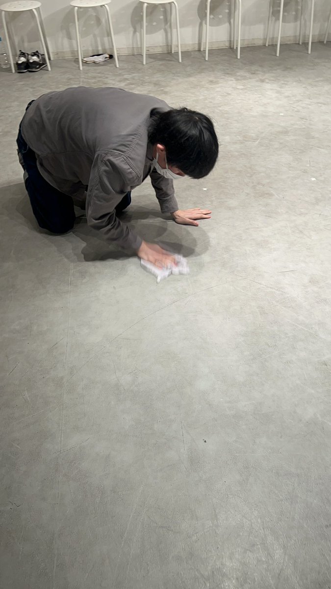 not_asadaichabe's tweet photo. 私たちのために毎公演まえに自ら膝をついて雑巾掛けしてくれる。主催・演出のホリさん。ホリさんの前説、笑いをとりに行ってないのに私も大好きで前説にファンがどんどんつくという面白現象が起こっているので前説も聞きにきてね🐟
#mintons #川底にはみどりの魚がいる https://t.co/dSVa73ePUJ