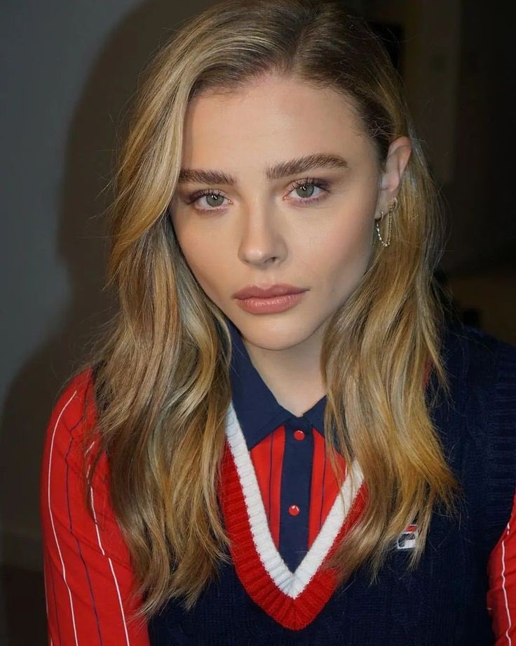 lesbocine's tweet photo. Chlöe Grace Moretz se assume como mulher lésbica em nova postagem apoiando Kamala Harris para presidente. 

Lembrando que a atriz já está noiva de Kate Harrison e vivem juntas a mais de 5 anos. 🩷 https://t.co/HGcksMp7AD