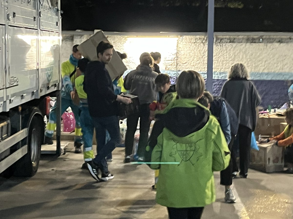 GuilleRetuerta's tweet photo. Confraternidad, Solidaridad , Empatía :
Pilares de nuestra gran Historia, orgullosos de nuestro legado, y que NO debemos perder nunca. 

Gracias a los efectivos #chamartin @_EstradaYolanda @MADRID @IdiazAyuso por hacerlo posible .
#dana #fuerzavalencia https://t.co/ldVKzz5cyB