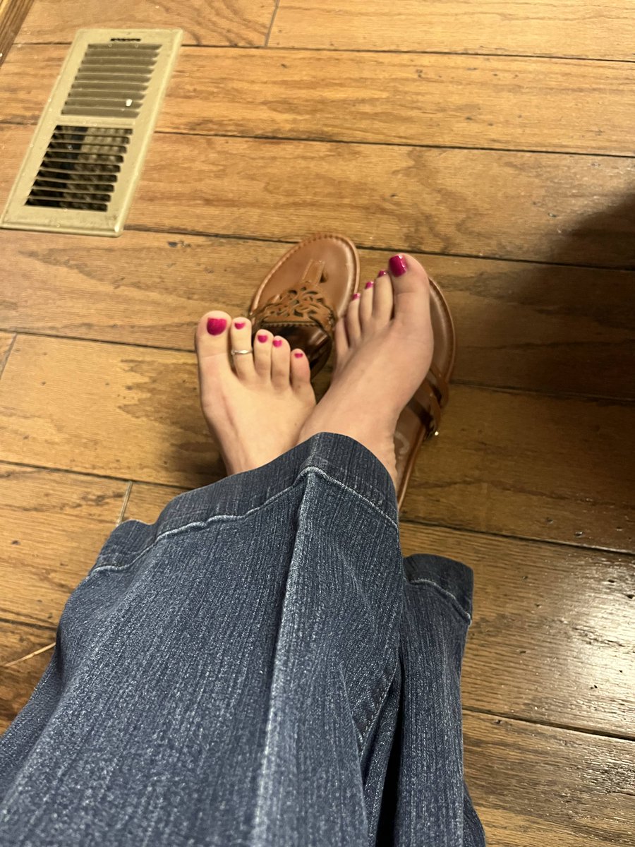 Would you massage them with your tongue?
#feet #toes #football #Georgia #Florida