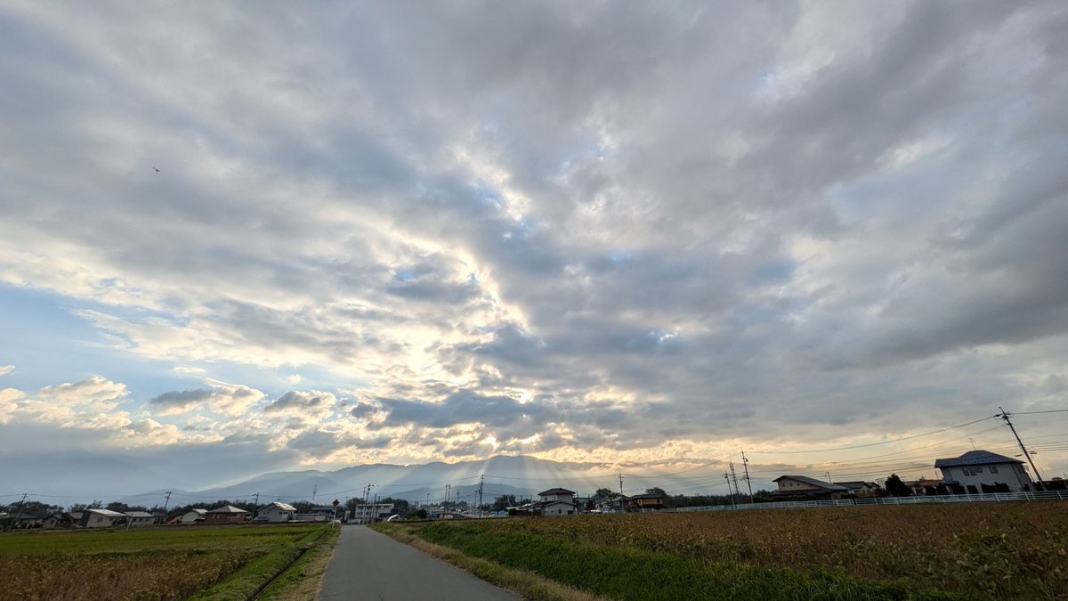 3110ug's tweet photo. #イマソラ
#いまそら
おはようございます😊
久々の大寝坊😅 https://t.co/wezYVIL0Mv