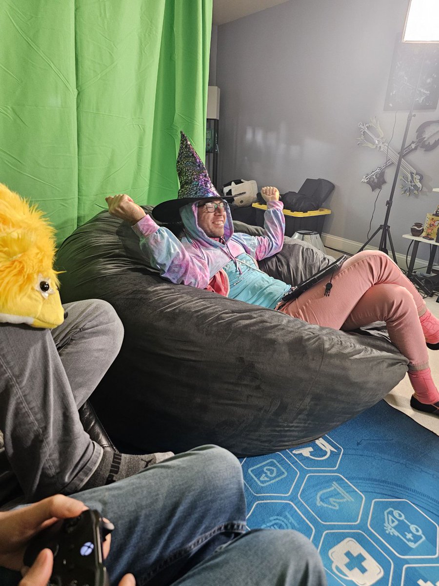 FursForLife's tweet photo. Our team in Seattle are clearly having fun making some chaos, and they are still going, go show some love <3 https://t.co/mIOWsRbFwd https://t.co/JWwfRI88gP