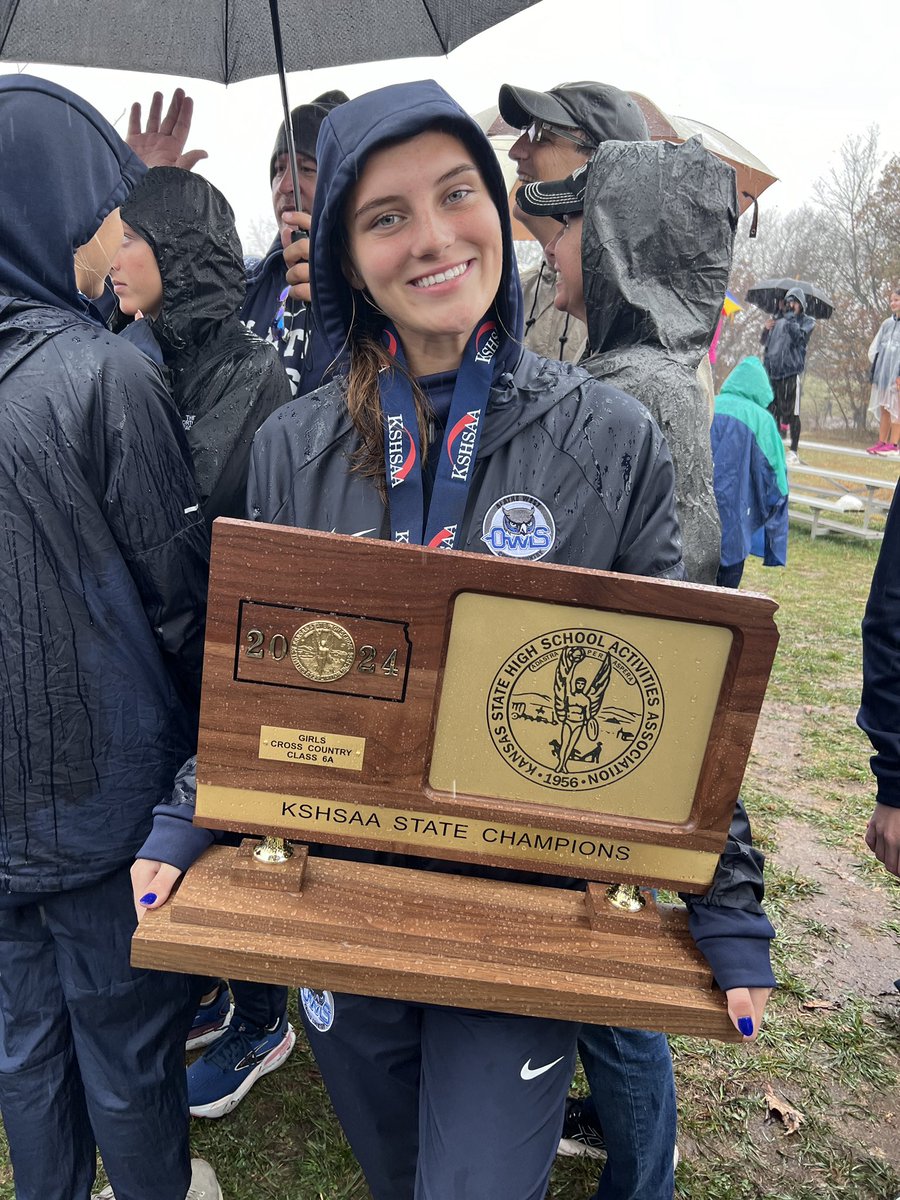 barbgonzo's tweet photo. Hip hip hooray for the @owlxc girls team clinching the @KSHSAA 6A state title for the 5th consecutive year! What an amazing season. And a great way for our girl to finish out her final season during her senior year! 👟🏃🏽‍♀️🏆🥇@Coach_Gonzo https://t.co/9Y20VEos8x