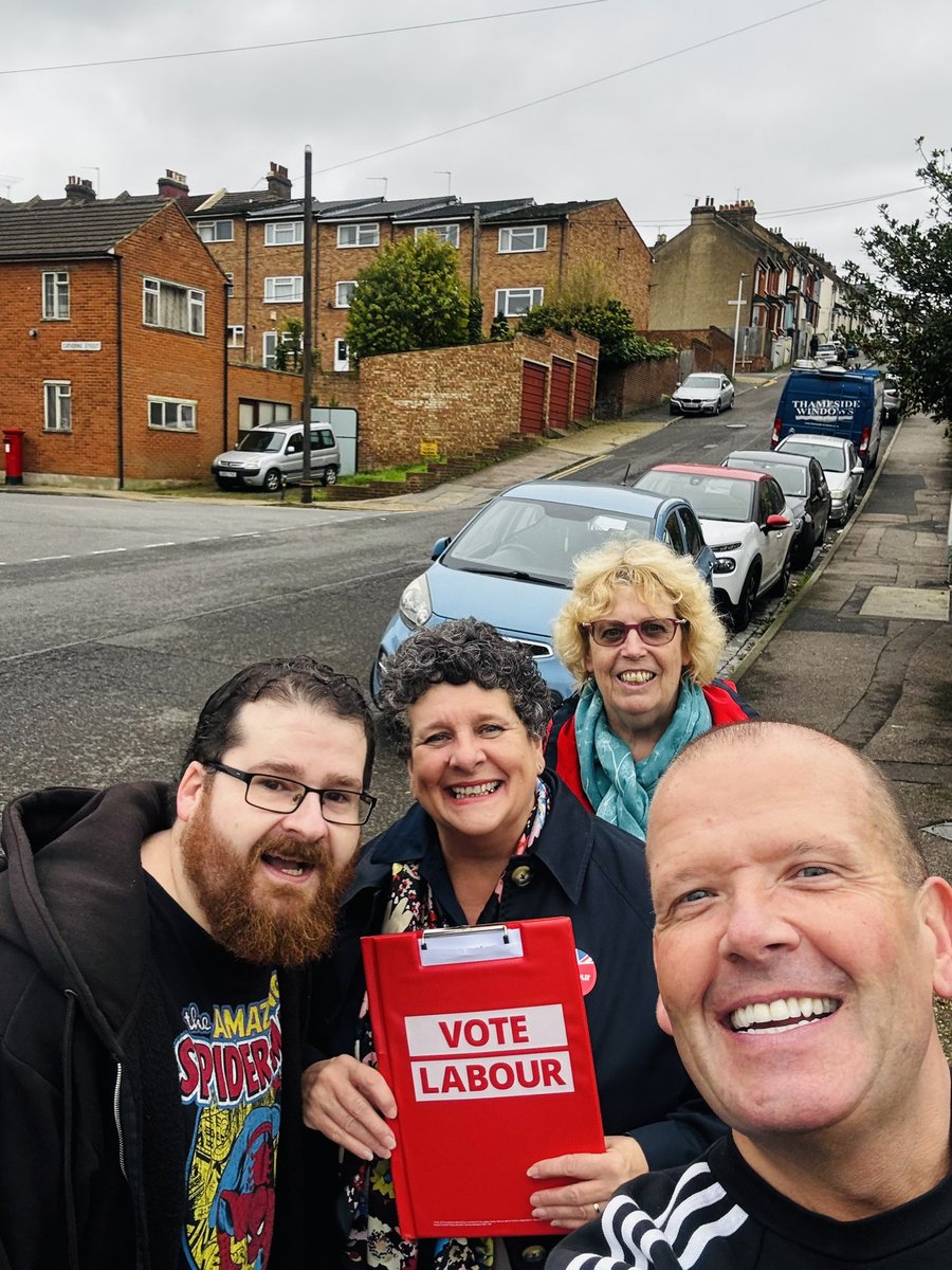 Busy day today , excellent Councillor surgery on #Gillingham high street and then door-knocking in Rochester 😊

Great to have the Police supporting us too. 👮