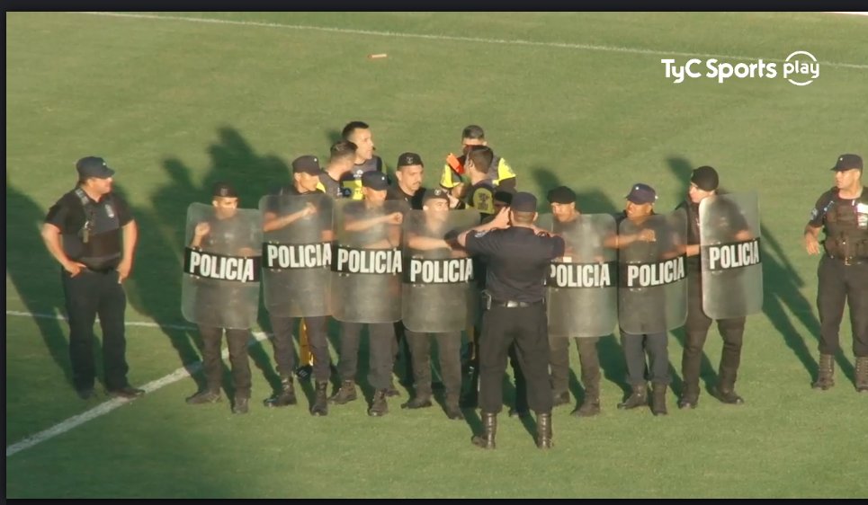 caseroslokura's tweet photo. UNICO partido NO TELEVISADO
- Gol legitimo (nos cobran offside)
- Ni una advertencia a los alcanzapelotas 
- La policia le pega a los jugadores y CT
- El partido estuvo parado 13 minutos. Se reanuda y se juegan 8'. 
- NO ADICIONO NADA CUANDO ESTUDIANTES EMPATO EL PARTIDO https://t.co/ZAJwMVbbqg