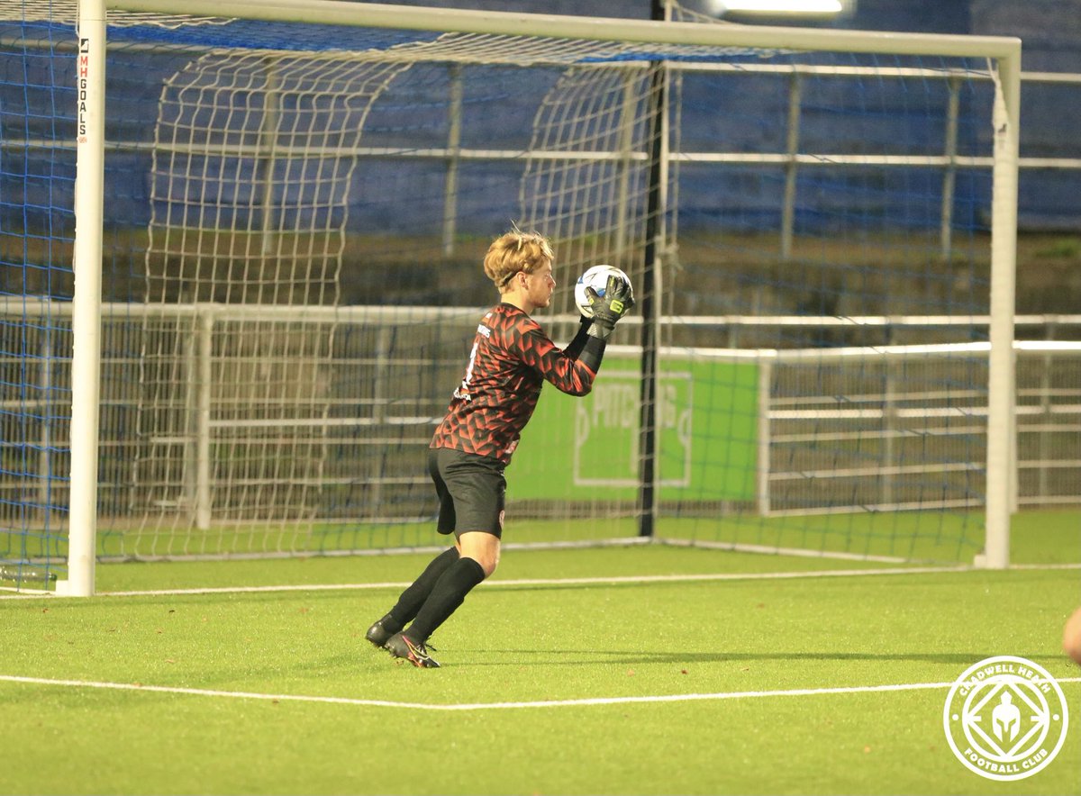 CH_SpartansFC's tweet photo. Safe hands on Friday night from ⁦@JoshWoodrow9⁩ 

#spartans #SpartanStrong #NonLeague #nonleaguefootball #EAL #SupportLocalFootball  #footballfamily #respect #togetherness #unity #PlayYourPart #sportsphotography #community https://t.co/iZzmhnFhA0