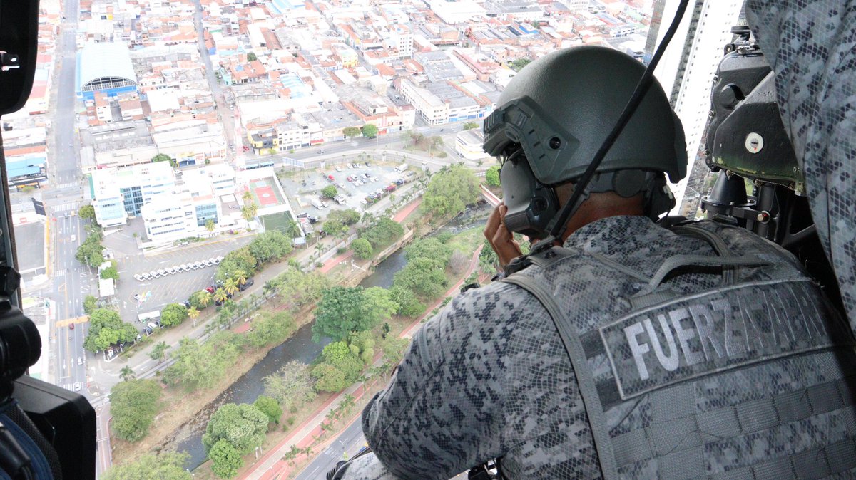 FuerzaAereaCol's tweet photo. Con un gran despliegue operacional durante la #COP16Colombia su @FuerzaAereaCol contribuyó a que representantes de 196 países establecieran los acuerdos para proteger la biodiversidad global de forma segura.

▶️ https://t.co/2Zcp17eeh7

#CACOM7
#SiempreFirmes
#AdAstra🚀 https://t.co/rOz5FxjDBT