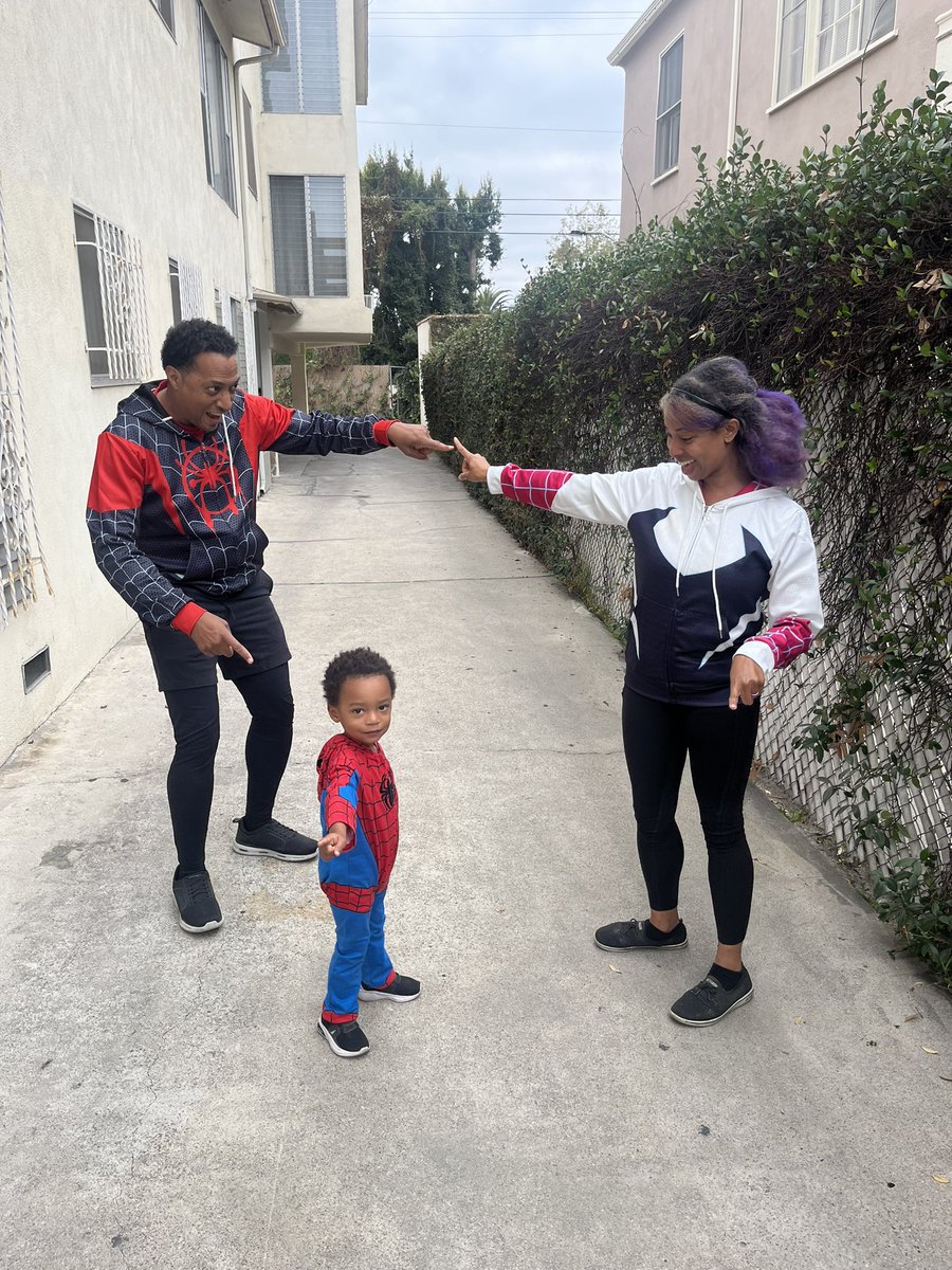 For the big day we were your friendly, neighborhood Spider-Fam! Miles, Gwen, and Peter comin’ atcha! ✨🖤🩷❤️✨ Happy Halloween! (And thank you soooo much Brian for taking our pics!) Spider-Man Spider-Fam!