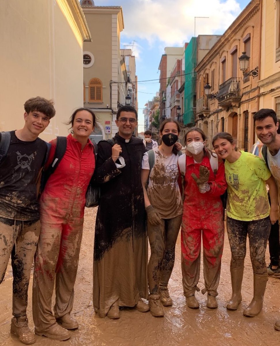 UniCatolicos_es's tweet photo. ¿Dónde está Dios en la catástrofe de la #DANA? 

En las manos de estos voluntarios y en las de cientos y cientos que se están dejando la piel ayudando a los valencianos. https://t.co/bbERAhKfKx