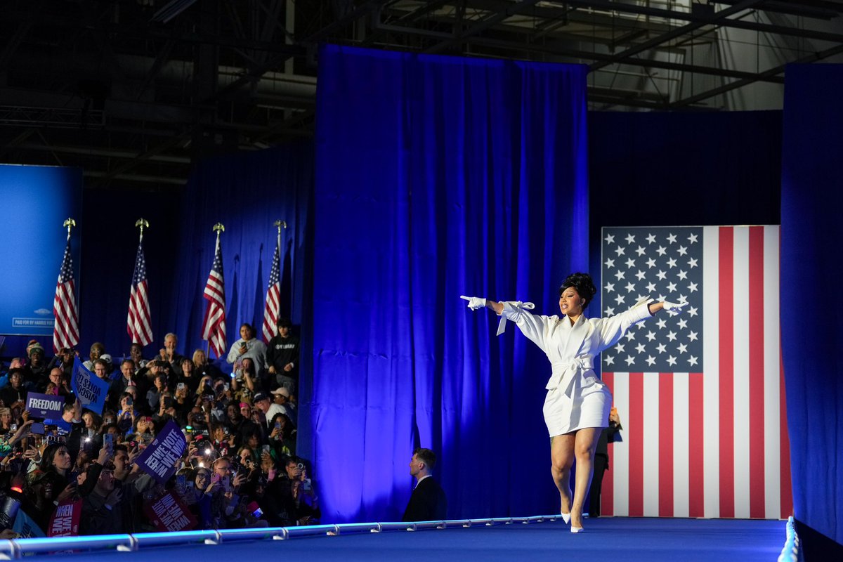 BexxFrancois's tweet photo. Cardi B endorses Vice President Kamala Harris at a campaign rally in Milwaukee, WI. 

(Bexx Francois/Harris For President) https://t.co/0ndaAF5DfN