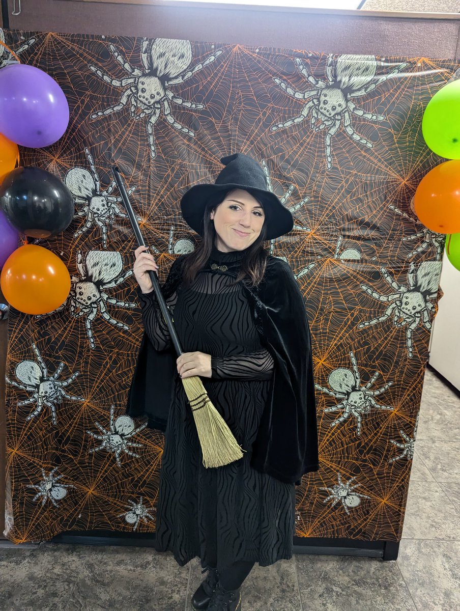 sublunaire's tweet photo. I was a cute witch for Halloween 🎃 https://t.co/ISnD3JkXVM