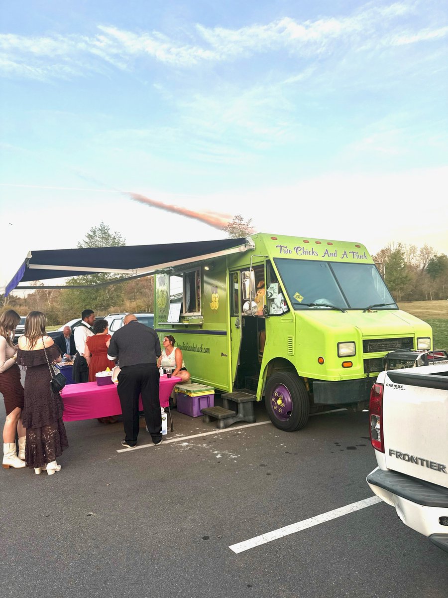 TwoChixs's tweet photo. Catering a wedding! https://t.co/MYRTbdZyZu