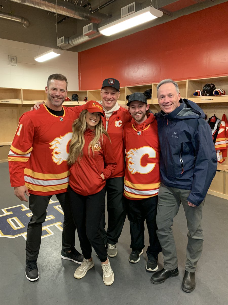 TY <a href="/FlamesFdn/">Flames Foundation</a> supporting <a href="/PX3amp/">px3 amp</a> <a href="/CalgarySledge/">Calgary Sledge Hockey Association</a> team playing at 2024 USA Hockey Sled Classic in Dallas. And of course MRU well represented. Alum and Foundation Director <a href="/CandiceGoudie/">Candice Goudie</a>, goalie <a href="/AdamKingsmill/">Adam Kingsmill</a>, and practicum hosts <a href="/Cedes25/">Chris Cederstrand</a> <a href="/BradLayzell/">Brad Layzell</a>. Whoop whoop!