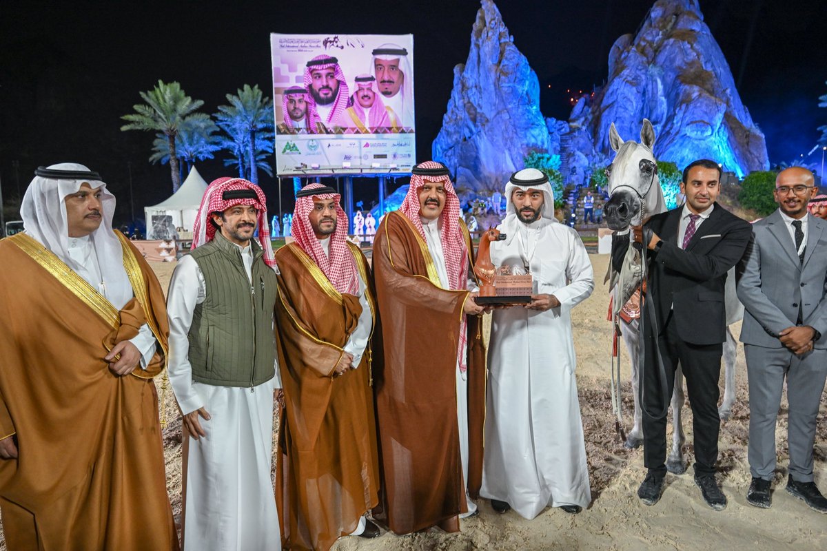 emara_hail's tweet photo. سمو #أمير_منطقة_حائل وبحضور سمو #نائب_أمير_منطقة_حائل يكرم الفائزين في بطولة الافراس ضمن 
#بطولة_حائل_الدولية_لجمال_الخيل_العربية_الأصيلة:  
🥇ورد المعود لمربط الدرعية
🥈دي دنياي لمربط القريان
🥉مينرفا اس بي ايه لمربط احمد عيد الراشد https://t.co/KRXYM3AEt9