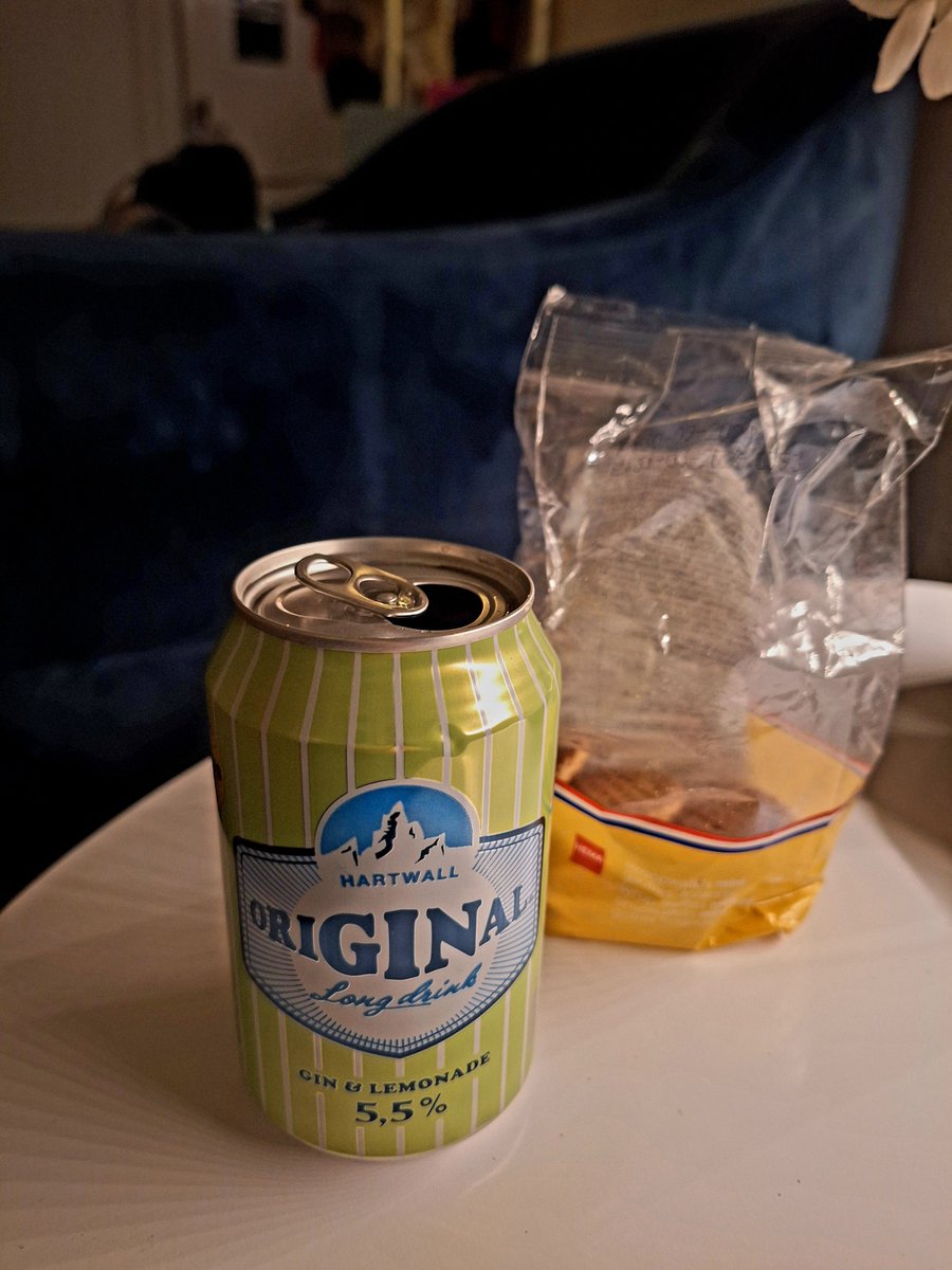 Kiwivogeltje's tweet photo. My last lonkero and some leftover mini stroopwafels from HEMA 💚 Contemplating if it's worth going to bed for less than 4 hours of sleep 🤔 #earlyflight #suomirakkaani https://t.co/BAiQxUZVlN