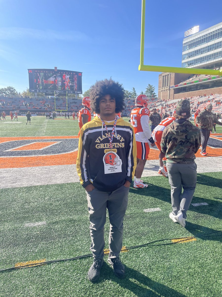 EathertonRobert's tweet photo. Had a blast up at Illinois today. Grateful for the visit. @IlliniFootball @CoachStarkey20 https://t.co/1uwU4uh7Qk