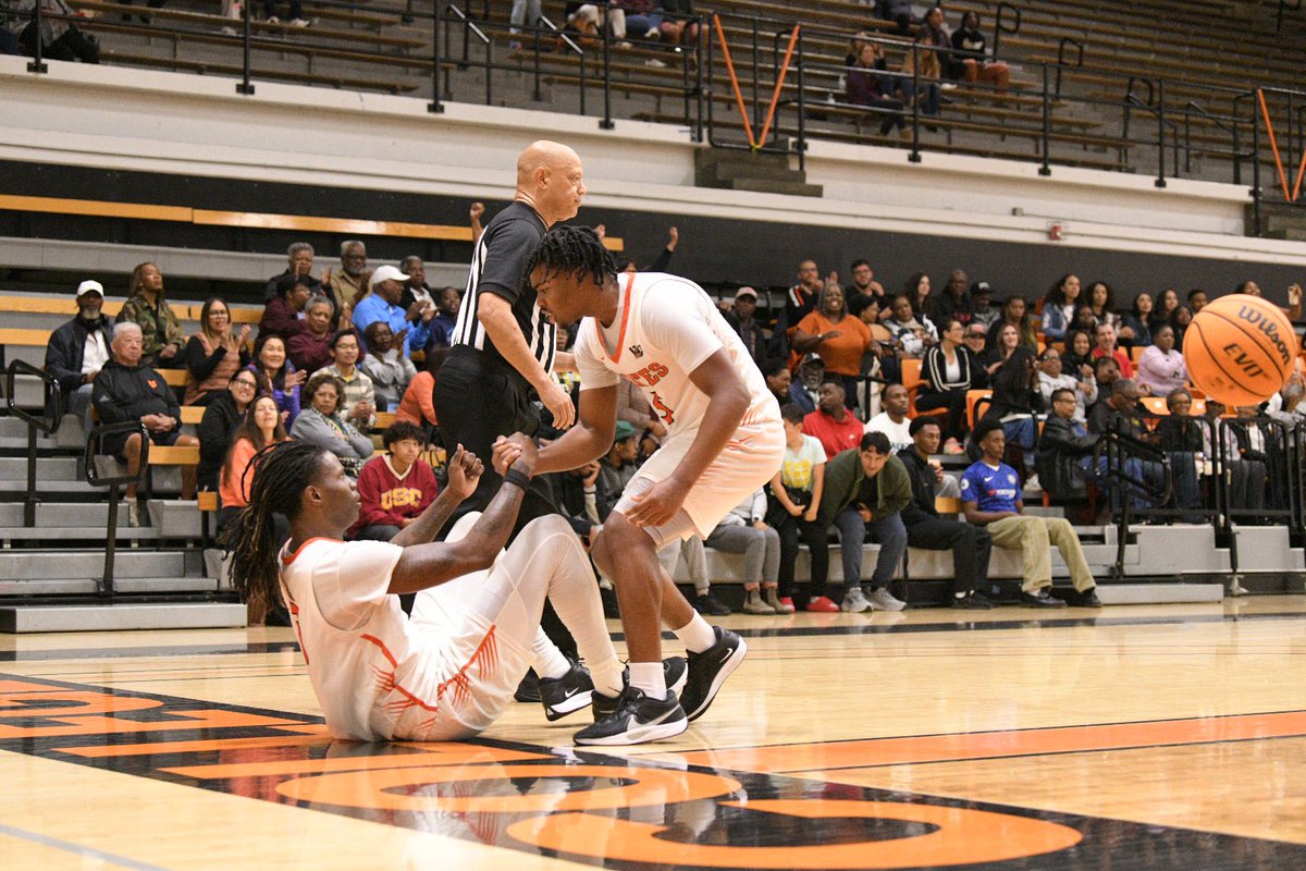 VCPirateAthletics tweet media