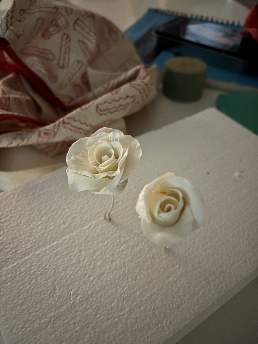 kellimarks's tweet image. Working on flowers for my competition cake. Such a (fun but) time consuming process.