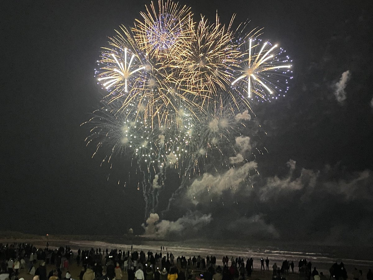 Naqi_786's tweet photo. Bone fire night Porthcawl Community beach fire 🔥 works #bonefirenight #Bonefire #porthcawl #beach https://t.co/mL2tpdvjUs